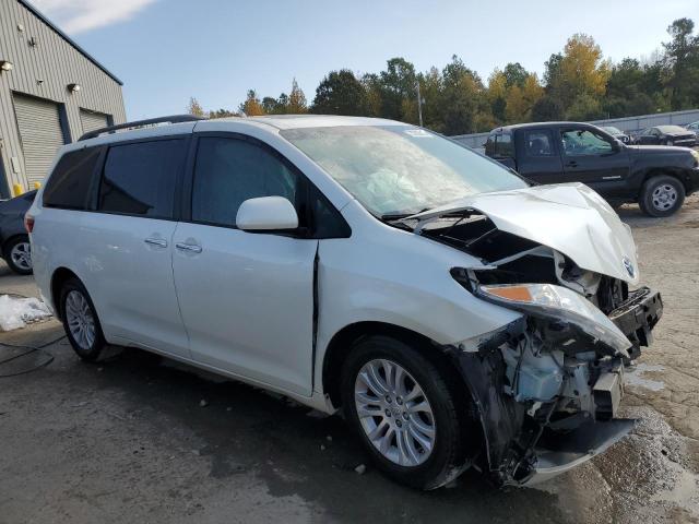 5TDYK3DC1FS667118 - 2015 TOYOTA SIENNA XLE WHITE photo 4