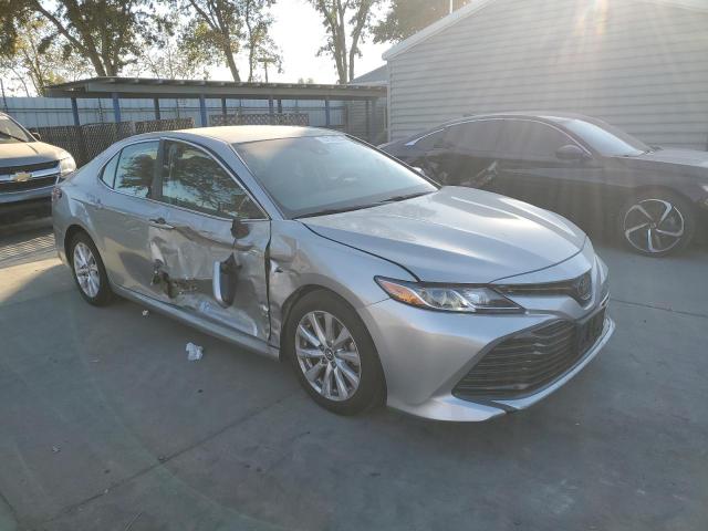 4T1B11HK9JU146727 - 2018 TOYOTA CAMRY L SILVER photo 4