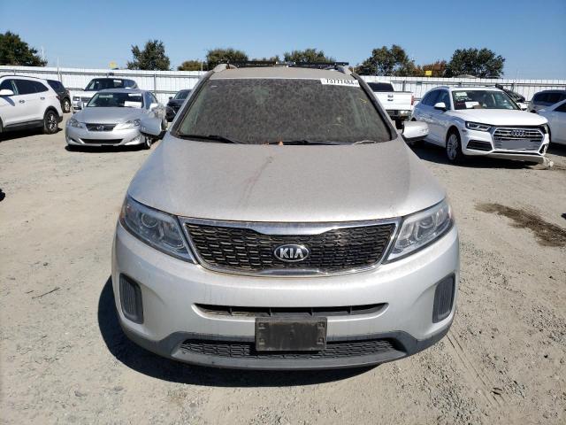 5XYKTDA72FG605529 - 2015 KIA SORENTO LX SILVER photo 5