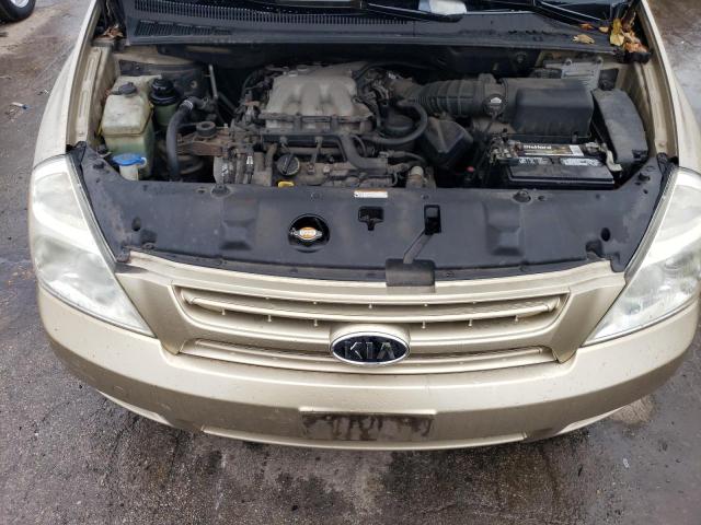 KNDMB133586257770 - 2008 KIA SEDONA GOLD photo 12