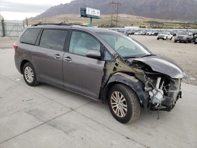 5TDYZ3DC2HS861915 - 2017 TOYOTA SIENNA XLE GRAY photo 4