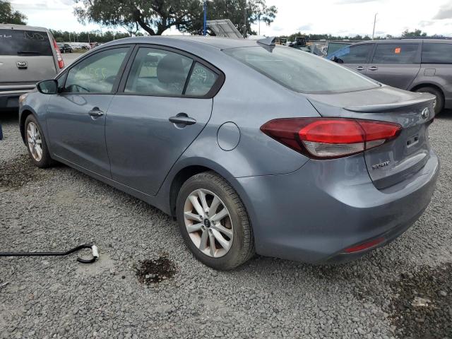 3KPFL4A77HE139369 - 2017 KIA FORTE LX GRAY photo 2