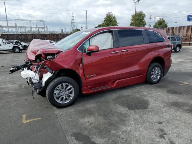 5TDYRKEC2NS129661 - 2022 TOYOTA SIENNA XLE RED photo 1