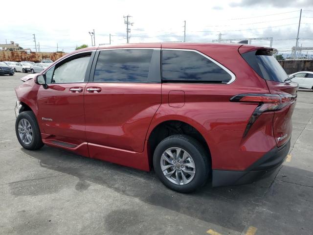 5TDYRKEC2NS129661 - 2022 TOYOTA SIENNA XLE RED photo 2