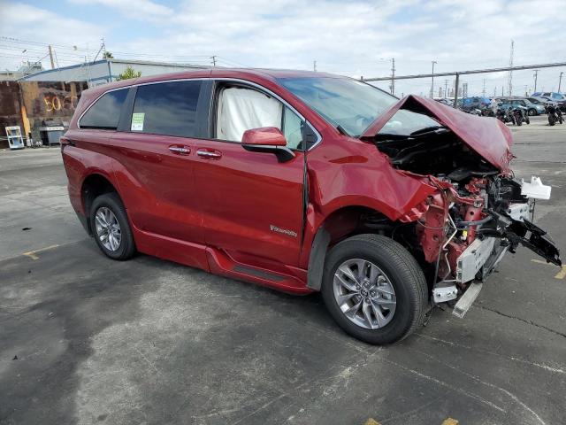 5TDYRKEC2NS129661 - 2022 TOYOTA SIENNA XLE RED photo 4