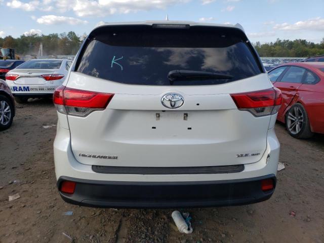 5TDJZRFH3JS560525 - 2018 TOYOTA HIGHLANDER SE WHITE photo 6