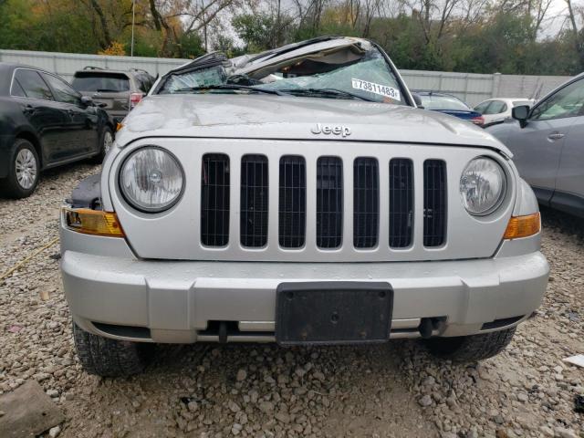 1J4GL38K45W639977 - 2005 JEEP LIBERTY RENEGADE SILVER photo 5