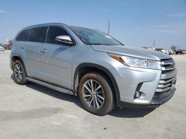 5TDKZRFH5JS286717 - 2018 TOYOTA HIGHLANDER SE SILVER photo 4