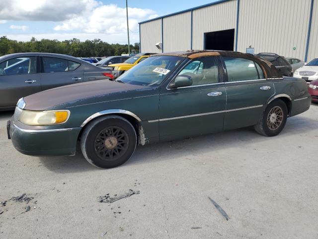 1LNFM82W5WY638085 - 1998 LINCOLN TOWN CAR SIGNATURE GREEN photo 1