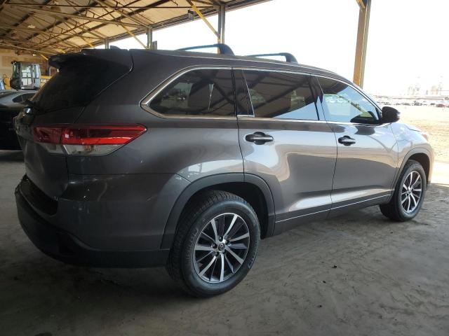 5TDKZRFH7JS537706 - 2018 TOYOTA HIGHLANDER SE GRAY photo 3