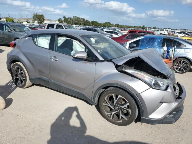 NMTKHMBX2JR013798 - 2018 TOYOTA C-HR XLE SILVER photo 4