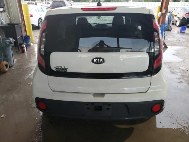 KNDJN2A29H7412471 - 2017 KIA SOUL WHITE photo 6