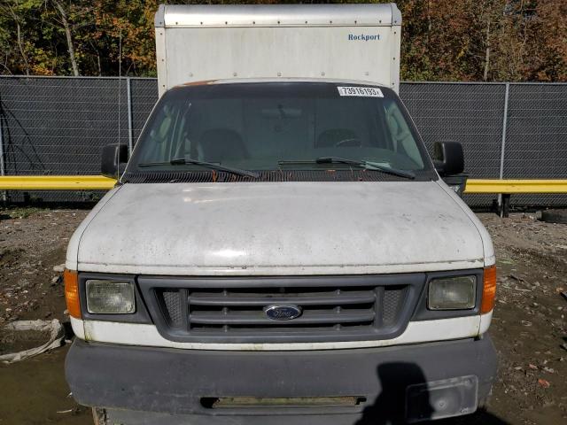 1FDSE35L74HA15600 - 2004 FORD ECONOLINE E350 SUPER DUTY CUTAWAY VAN WHITE photo 5