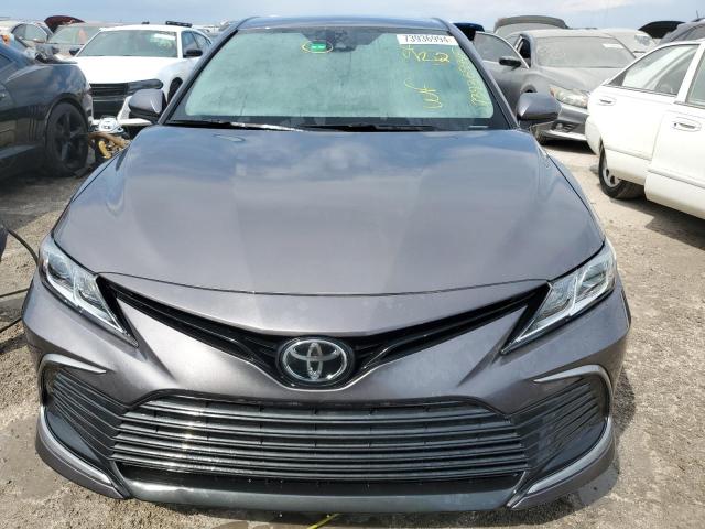 4T1C11AK8NU640551 - 2022 TOYOTA CAMRY LE SILVER photo 5