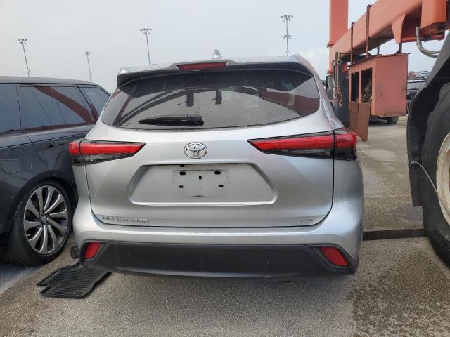 5TDGZRAH2MS053783 - 2021 TOYOTA HIGHLANDER XLE Gümüş foto 6