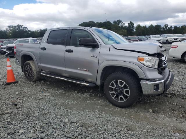 5TFDW5F1XHX634951 - 2017 TOYOTA TUNDRA CREWMAX SR5 SILVER photo 4