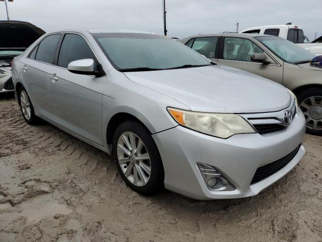 4T1BK1FKXEU546964 - 2014 TOYOTA CAMRY SE SILVER photo 4