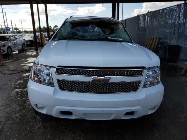 1GNSCJE01BR129627 - 2011 CHEVROLET SUBURBAN C1500 LT WHITE photo 5