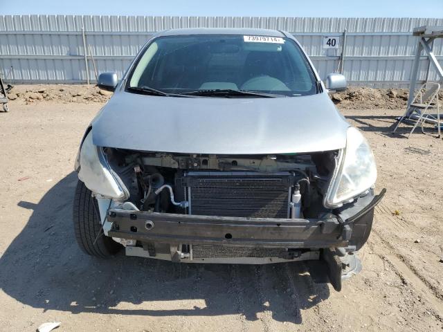 3N1CN7AP7EL865659 - 2014 NISSAN VERSA S SILVER photo 5