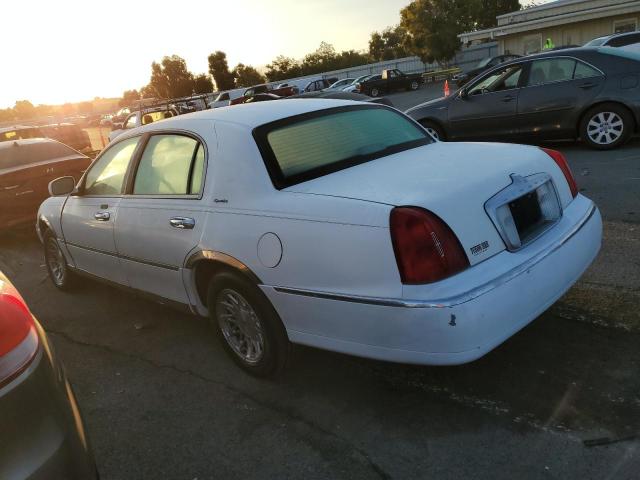 1LNHM82WXXY683307 - 1999 LINCOLN TOWN CAR SIGNATURE WHITE photo 2