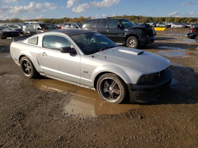 1ZVFT82H355157371 - 2005 FORD MUSTANG GT GRAY photo 4