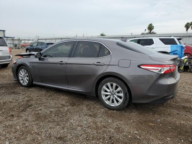 4T1C11AK1LU328696 - 2020 TOYOTA CAMRY LE GRAY photo 2