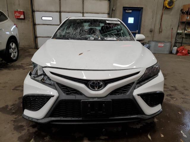 4T1T11BK0PU107496 - 2023 TOYOTA CAMRY SE NIGHT SHADE WHITE photo 5