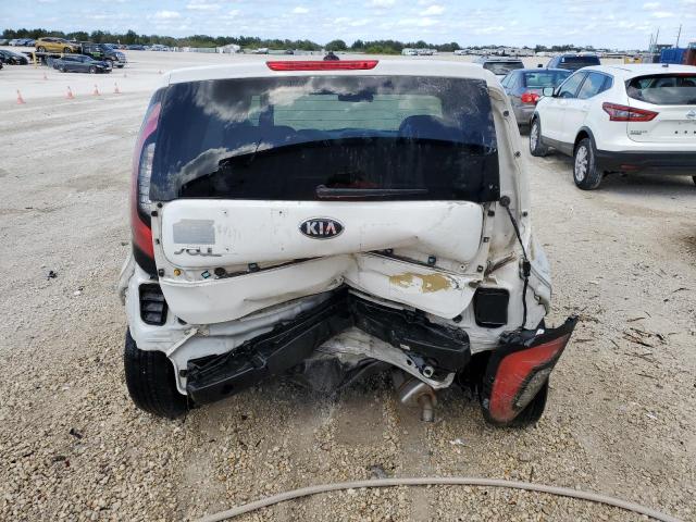 KNDJN2A25G7357578 - 2016 KIA SOUL WHITE photo 6