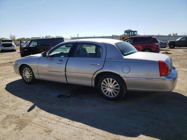 1LNHM81W53Y706827 - 2003 LINCOLN TOWN CAR EXECUTIVE SILVER photo 2
