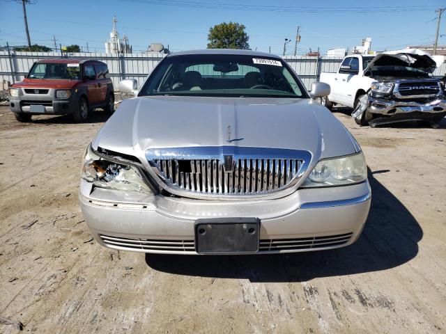 1LNHM81W53Y706827 - 2003 LINCOLN TOWN CAR EXECUTIVE SILVER photo 5