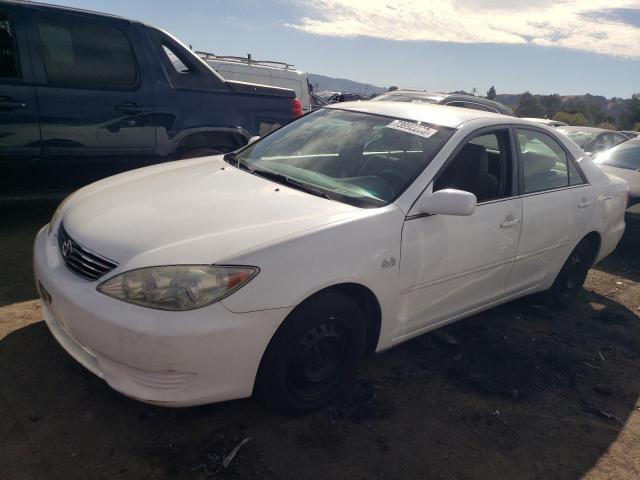 4T1BE32K85U430137 - 2005 TOYOTA CAMRY LE WHITE photo 1