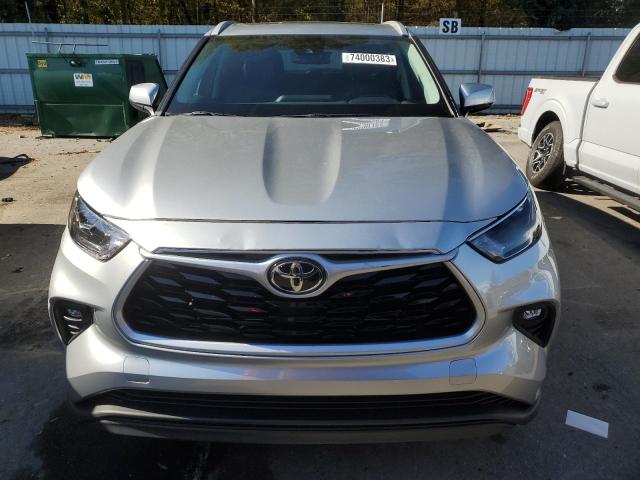 5TDGZRBH6NS563778 - 2022 TOYOTA HIGHLANDER XLE فضي صورة 5