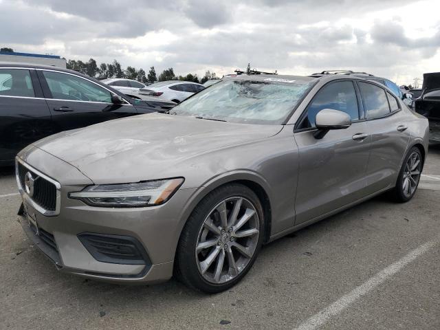 7JR102FK5KG012133 - 2019 VOLVO S60 T5 MOMENTUM GRAY photo 1