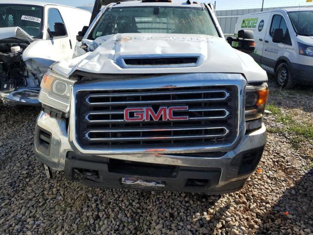 1GD32VCY6JF130509 - 2018 GMC SIERRA K3500 WHITE photo 11