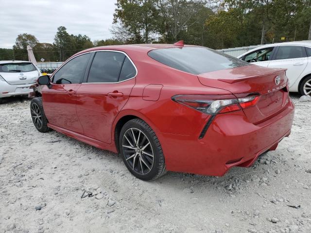 4T1G11AK5MU450318 - 2021 TOYOTA CAMRY SE RED photo 2