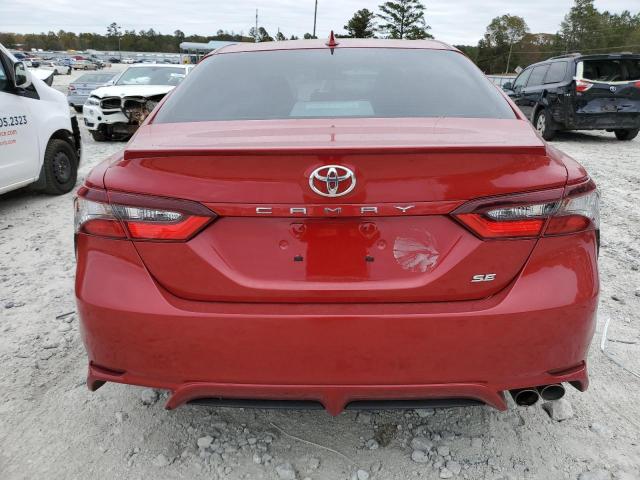 4T1G11AK5MU450318 - 2021 TOYOTA CAMRY SE RED photo 6