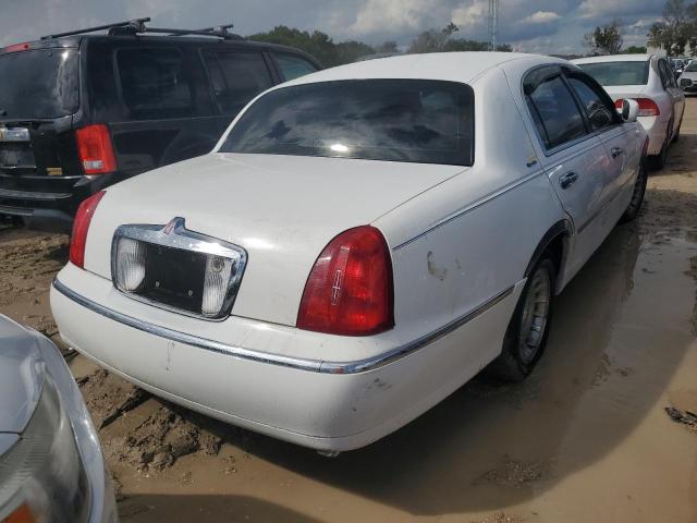 1LNFM82W4WY650096 - 1998 LINCOLN TOWN CAR SIGNATURE WHITE photo 3