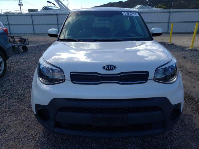 KNDJN2A29H7470421 - 2017 KIA SOUL WHITE photo 5