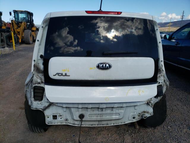 KNDJN2A29H7470421 - 2017 KIA SOUL WHITE photo 6