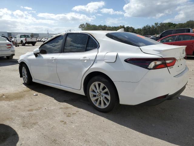 4T1C11AK0NU694846 - 2022 TOYOTA CAMRY LE WHITE photo 2