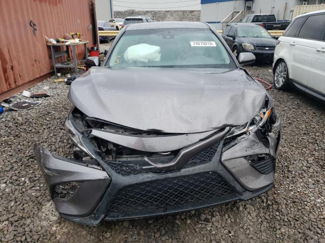 4T1B11HK5JU673227 - 2018 TOYOTA CAMRY L GRAY photo 5