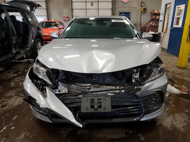 4T1C31AK1NU042134 - 2022 TOYOTA CAMRY LE SILVER photo 5