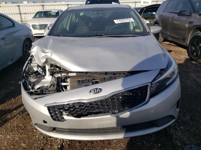 3KPFL4A73JE191801 - 2018 KIA FORTE LX SILVER photo 5