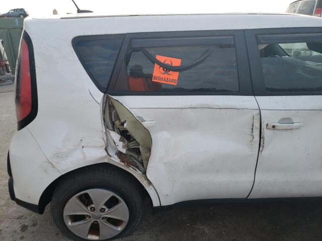 KNDJN2A23F7115760 - 2015 KIA SOUL WHITE photo 11