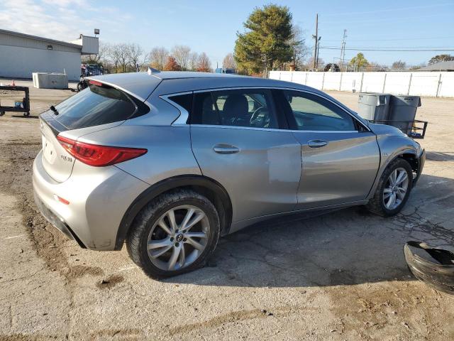 SJKCH5CP8JA059902 - 2018 INFINITI QX30 BASE فضي صورة 3