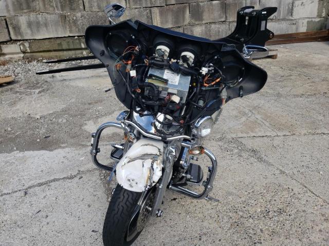 1HD1FCW114Y611472 - 2004 HARLEY-DAVIDSON FLHTCUI 白色 照片 9