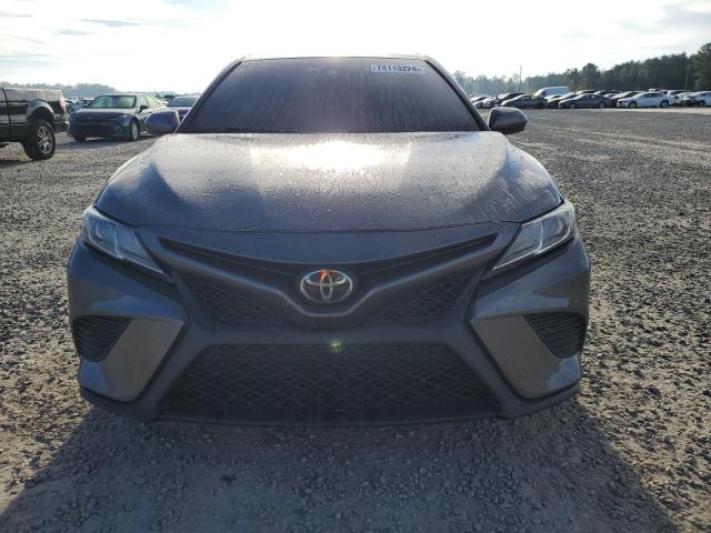 4T1B11HK4JU669203 - 2018 TOYOTA CAMRY L GRAY photo 5