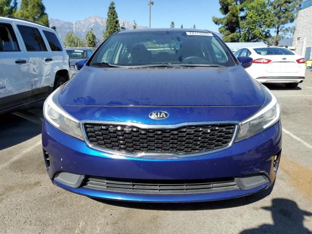 3KPFL4A76HE055365 - 2017 KIA FORTE LX BLUE photo 5