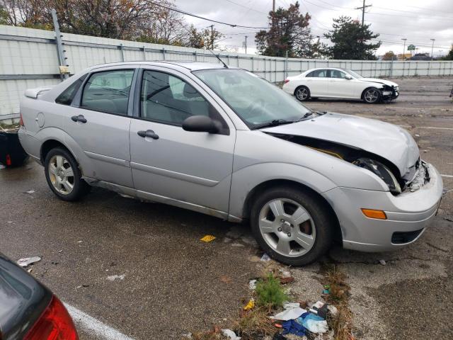 1FAHP34N57W332387 - 2007 FORD FOCUS ZX4 SILVER photo 4