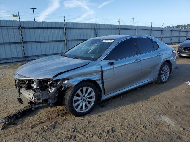 4T1B11HK5JU056779 - 2018 TOYOTA CAMRY L SILVER photo 1